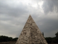 Cestiova pyramida, kterou si nechal vystavit v roce 12 př. n. l. jako náhrobek Gaius Cestius Epulo